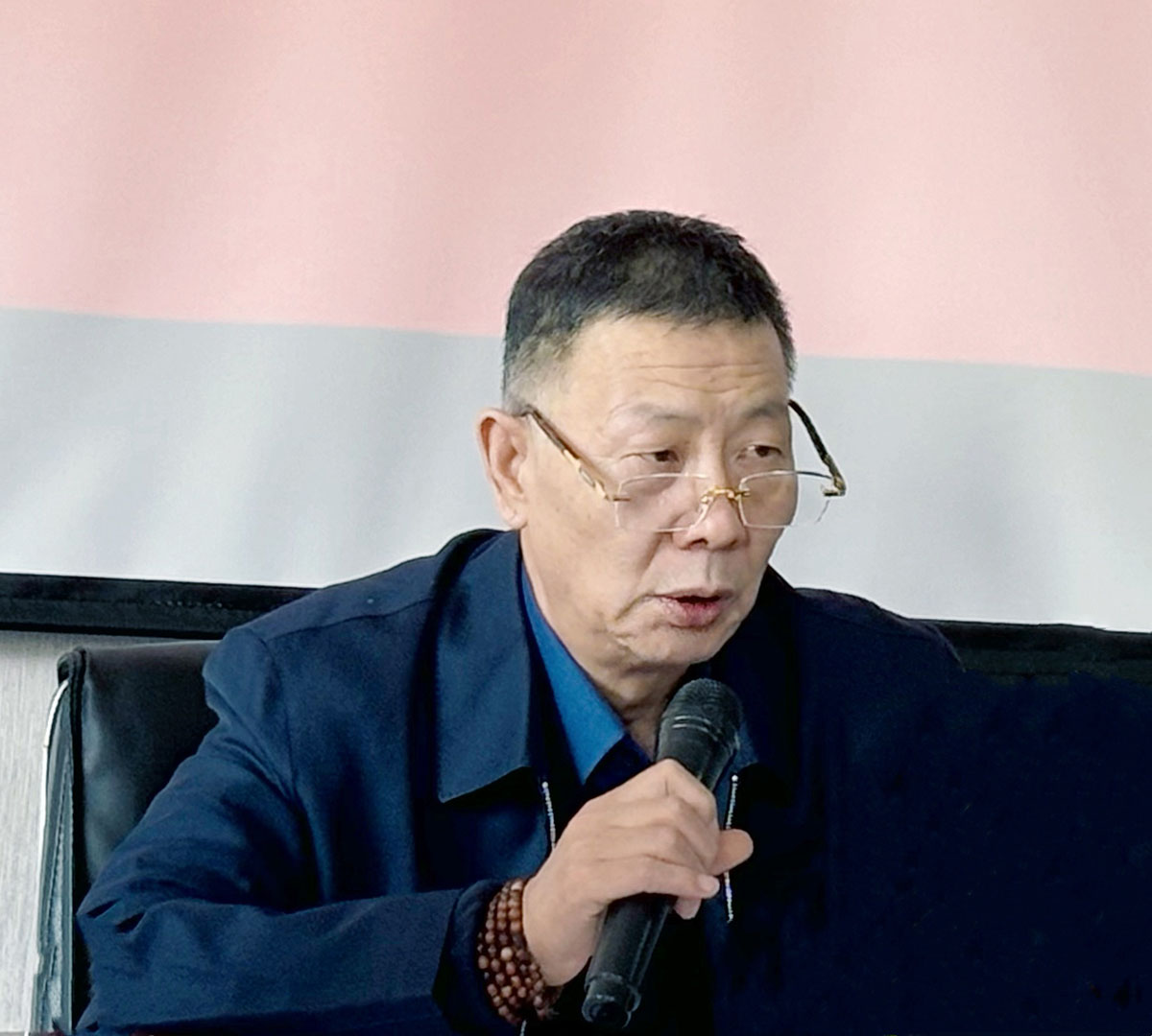 小格式2023年度年会颁奖-宁总.jpg