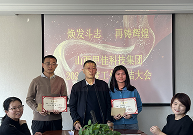 宁总给豪佳劳模颁奖.jpg
